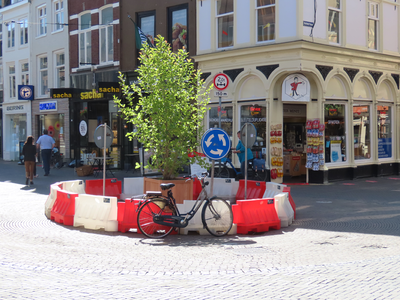 850111 Afbeelding van de 'voetgangersrotonde' op de hoek van de Steenweg en de Mariastraat (rechts) te Utrecht. De ...